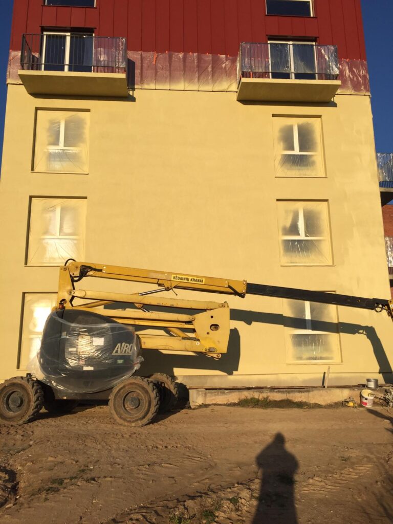 Daugiabučio renovacija – atnaujintas namo fasadas ir laiptinė