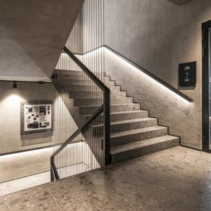 Laiptinės dažymas ar struktūrinis tinkas: ką rinktis?
