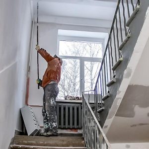 Kas turi mokėti už laiptinės remontą? Daugiabučio gyventojų atsakomybės