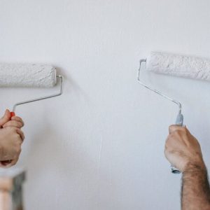 Purškiamas struktūrinis tinkas ant sienos – tolygi dekoratyvinė danga